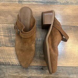 AMERICAN EAGLE | women’s size 8 Tan suede mule with buckle detail